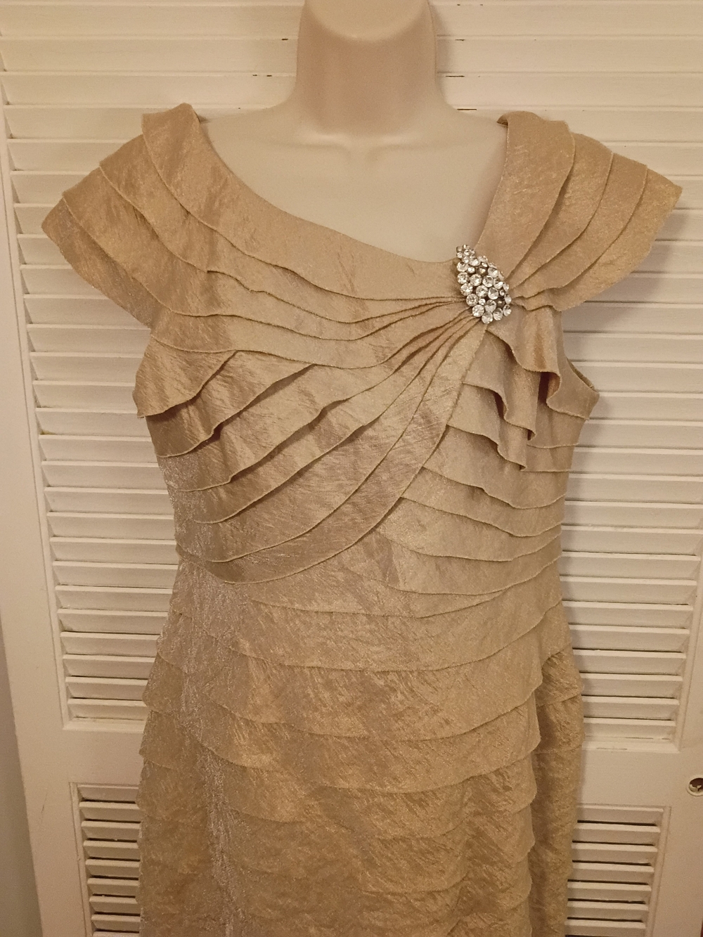 London Times Gold Tiered Sheath Dress with Brooch Detail - Picture 3 of 9